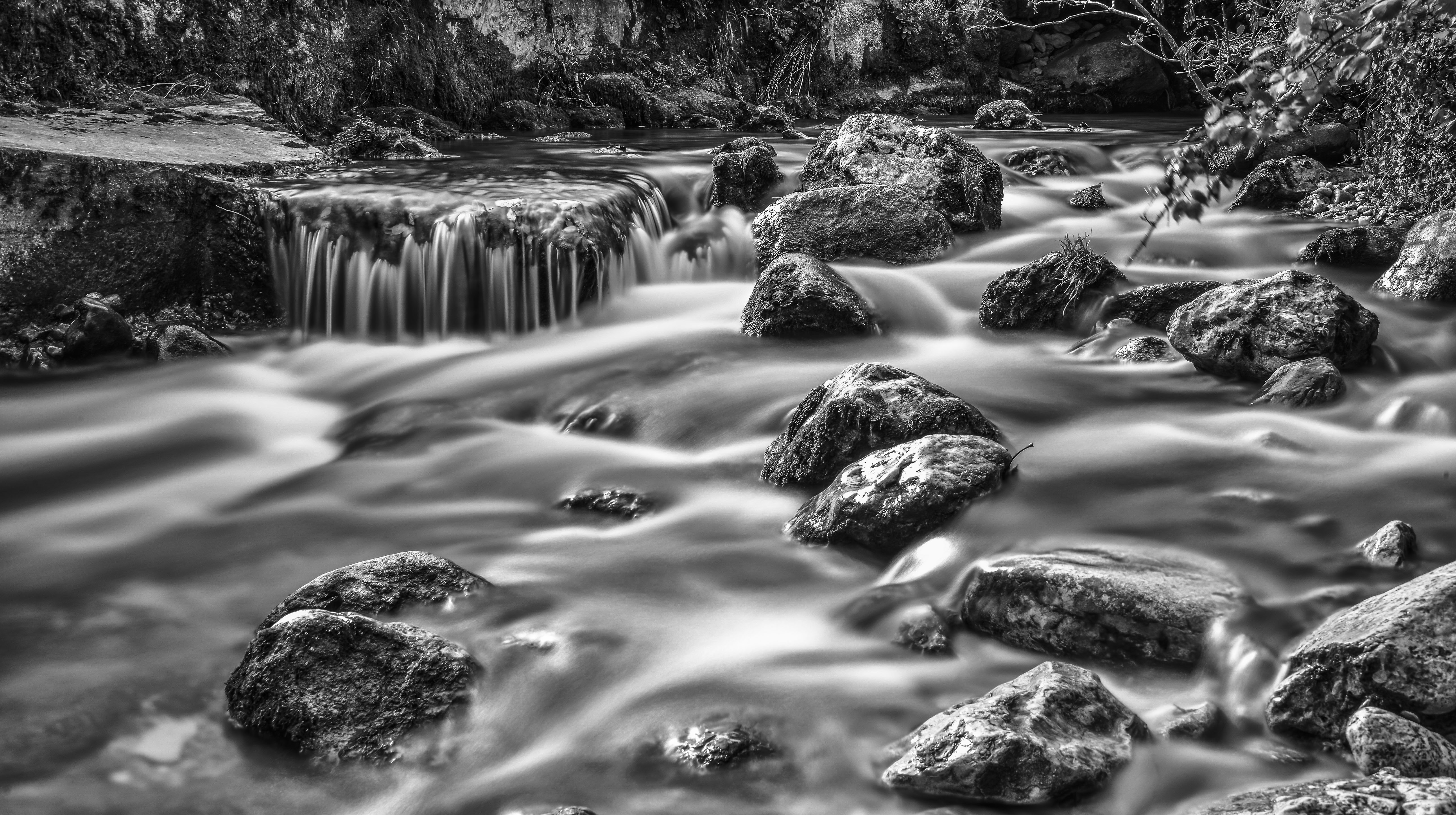 Longues poses photographique les pieds dans l’eau de L’Arnon